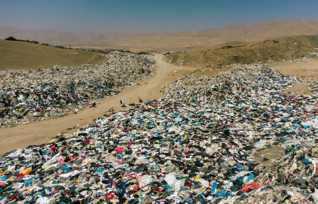 El desierto de Atacama se ha convertido en un gigantesco basurero de ropa sin usar y sin vender