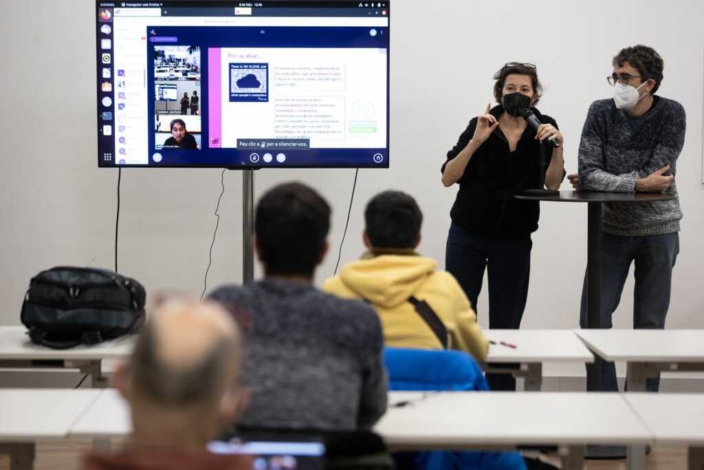 Barcelona crea un ‘software’ para las escuelas alternativo a Google y a Microsoft
